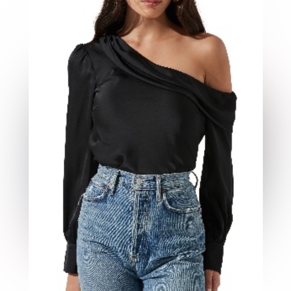 ASTR- off shoulder top